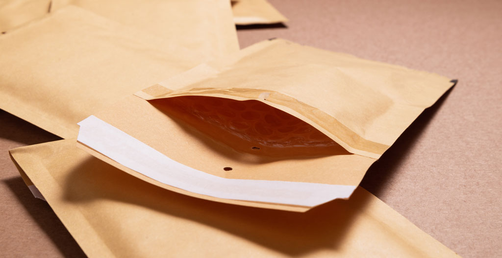 Entrepreneur organisant ses pochettes matelassées avant expédition