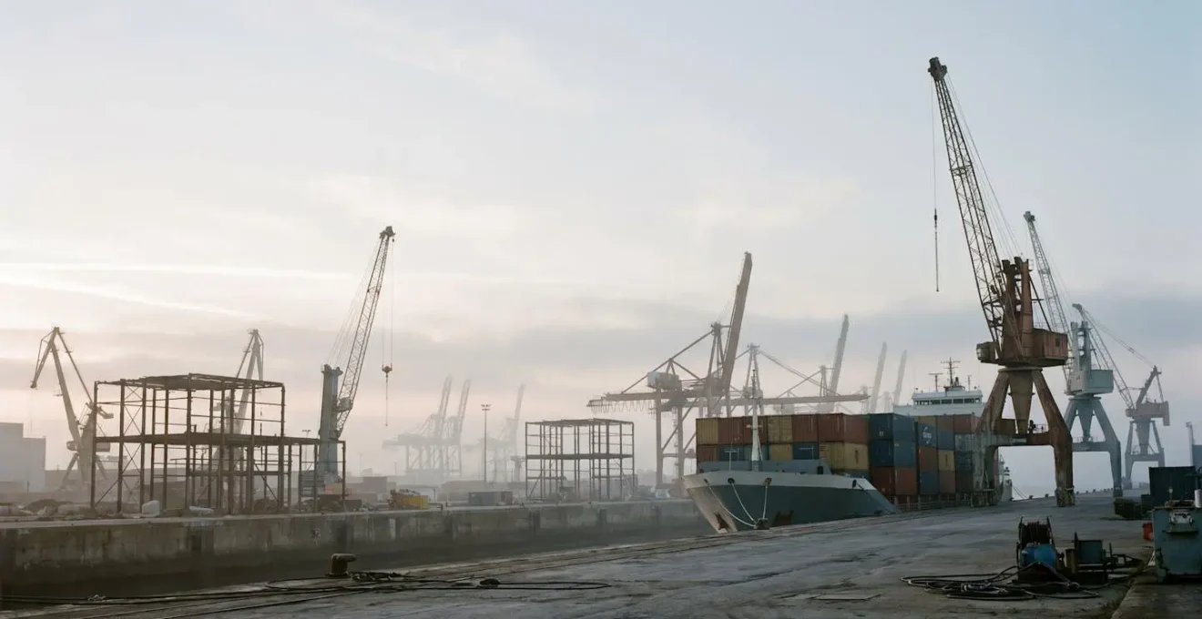 Vue symbolique d'un port industriel francais au petit matin, entre stagnation et potentiel de relance economique